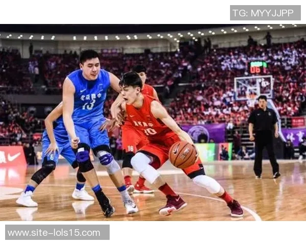 曾凡博的篮球之路:从青涩少年到耀眼明星的成长历程 曾凡博的篮球之路:从青涩少年到耀眼明星的成长历程